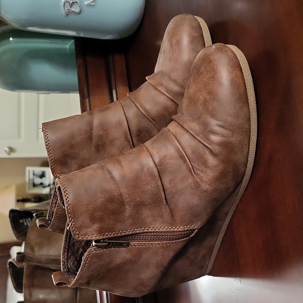 EUC Maurices Wedge Bootie Size 10